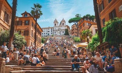 Touristen in einer Stadt in Italien