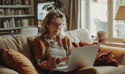 Frau lernt an einem Laptop eine neue Sprache