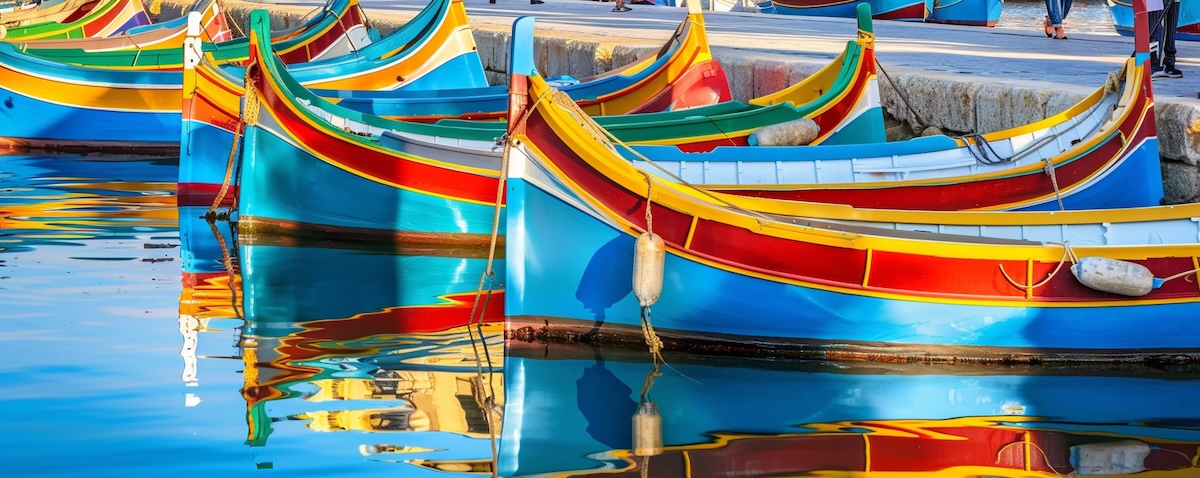 Traditionelle Luzzu-Fischerboote im Hafen von Marsaxlokk auf Malta