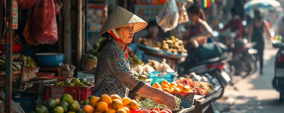 Reisende lernt am vietnamesischen Straßenstand die wichtigsten vietnamesischen Wörter