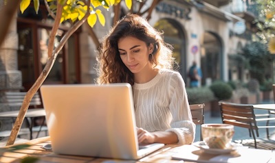 Italienisch lernen am Laptop im Cafe