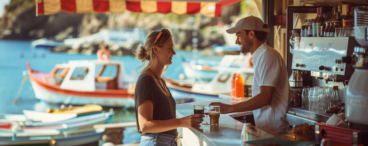 Urlauber bestellt auf Italienisch an einer kleinen Bar an der italienischen Küste