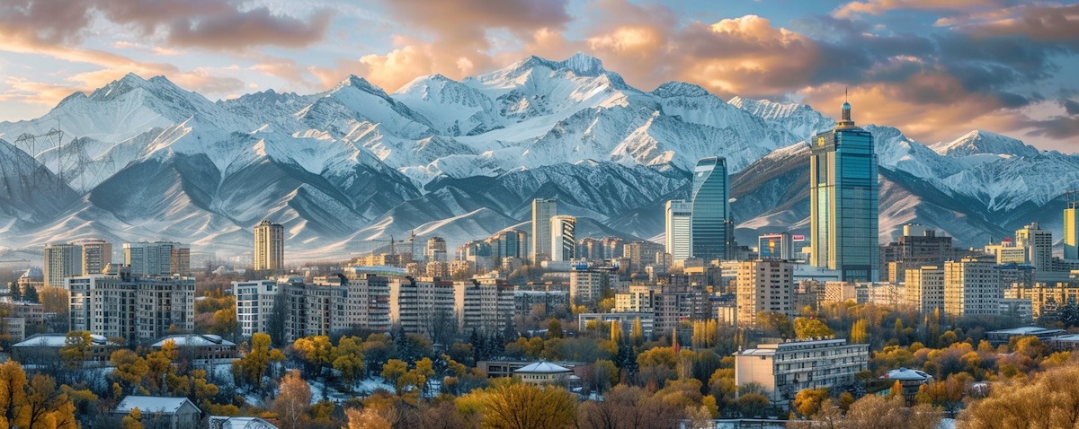 Panorama von Almaty – in Kasachstan sind Kasachisch und Russisch die Amtssprachen