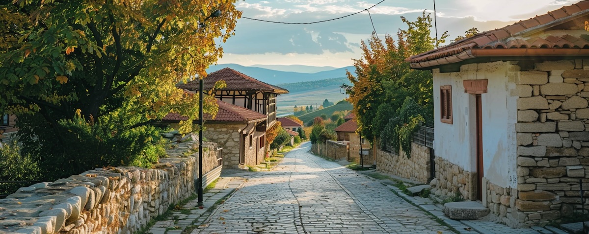 Welche Sprache spricht man in Bulgarien – Straßenschild in kyrillischer Schrift vor bulgarischer Landschaft