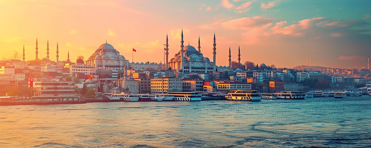 Istanbul-Skyline am Bosporus als Symbol für die Sprachenvielfalt der Türkei