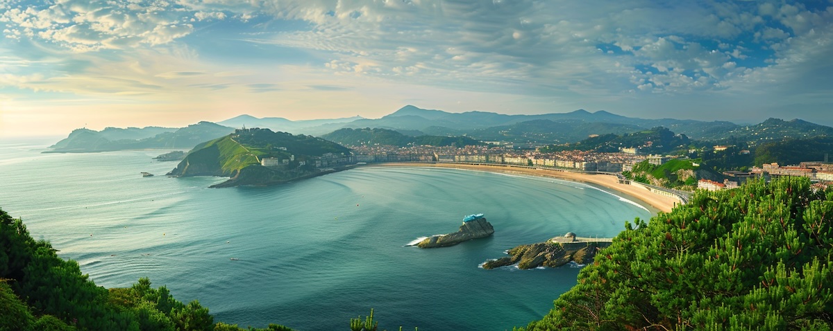 Blick auf die Bucht von San Sebastian im Baskenland als Einstieg ins Baskisch lernen