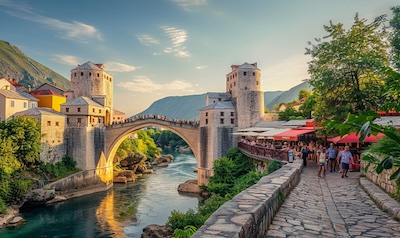 Die historische Bruecke Stari Most in Mostar als Symbol der bosnischen Kultur