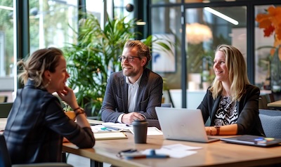 Berufstätige lernen Business Niederländisch für ein Meeting mit niederländischen Partnern