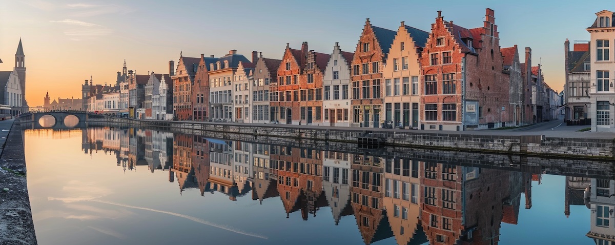 Flämisch lernen: Gracht mit flämischen Giebelhäusern in Gent, Flandern