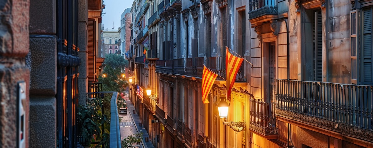 katalanische Sprache, historische Altstadtgasse in Barcelona mit katalanischer Flagge