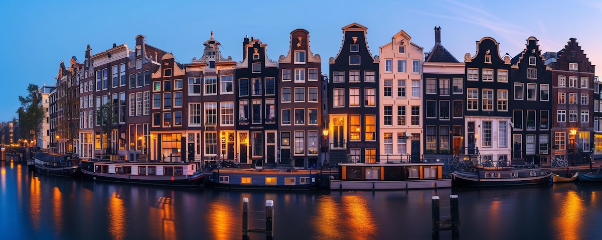Niederländisch: Herkunft und Geschichte, historische Grachtenhäuser in Amsterdam