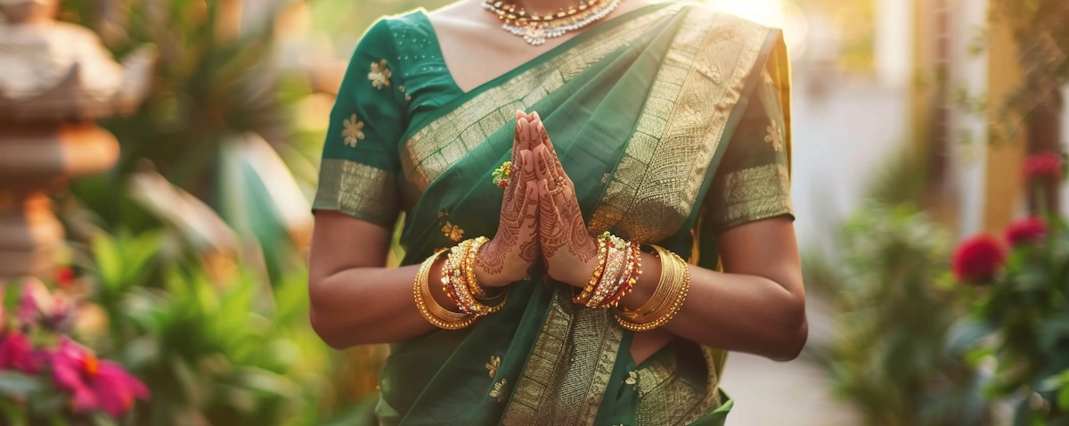 Tamil Floskeln – Frau in Sari begrüßt Gast mit Vanakkam-Geste in Südindien
