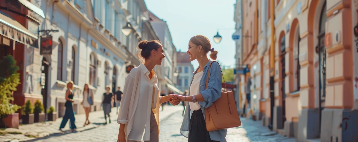 Zwei Menschen begruessen sich auf einer Strasse in Vilnius