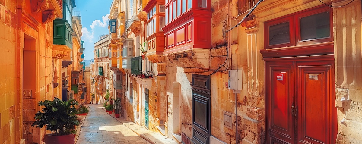Gespraech in einer Gasse von Valletta auf Malta