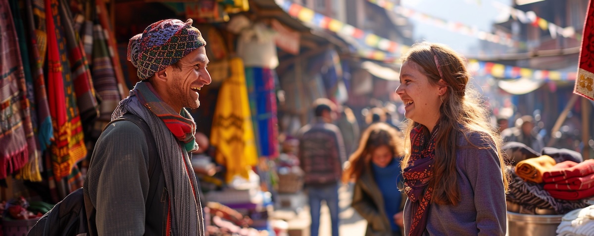 Europäische Reisende unterhält sich auf einem Markt in Kathmandu mit einem nepalesischen Händler