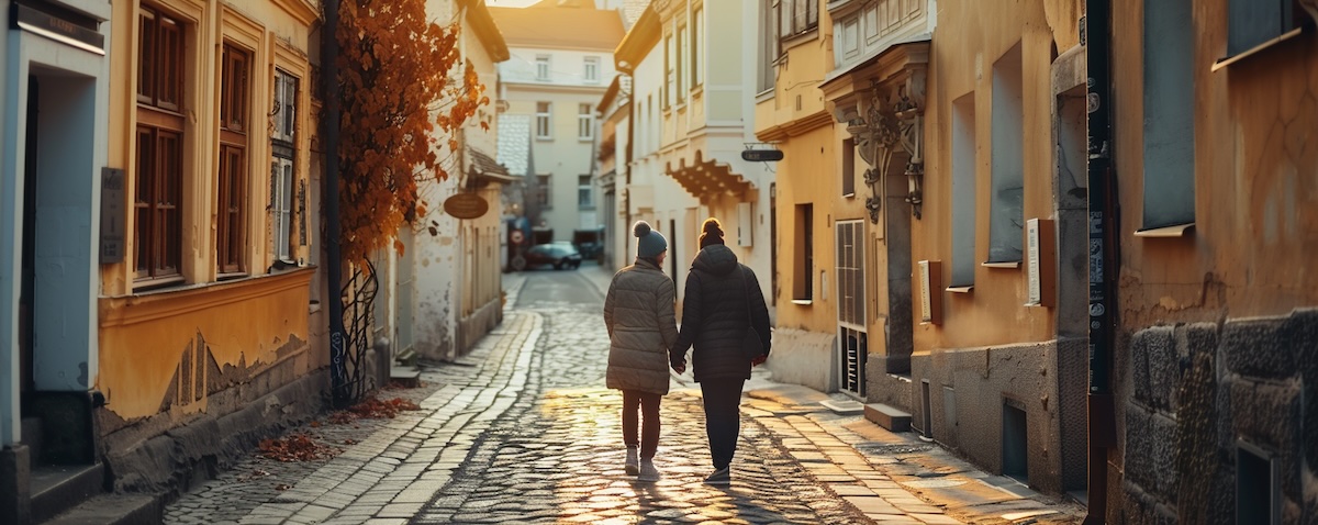 Zwei Freunde begruessen sich in der Altstadt von Bratislava