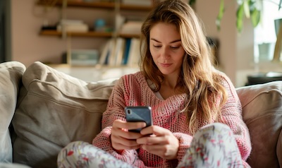 Person lernt Syrisch mit dem Smartphone im Alltag