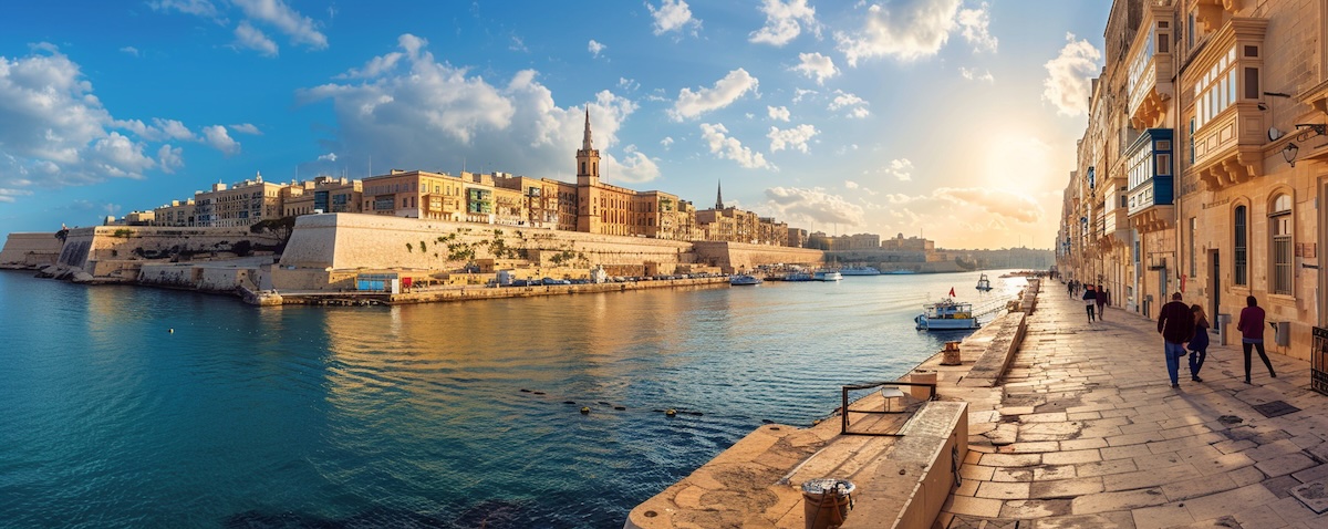 Hafen von Valletta auf Malta mit historischen Gebaeuden und Passanten
