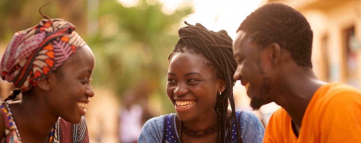 Freunde im Senegal unterhalten sich mit alltäglichen Wolof-Floskeln