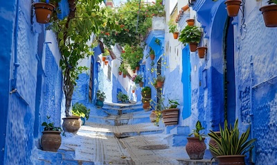Sprache in Marokko: blaue Gasse in Chefchaouen im Norden, wo neben Darija auch Spanisch gesprochen wird