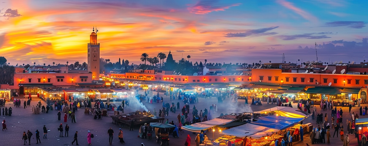 Welche Sprache spricht man in Marokko: belebter Platz Jemaa el-Fna in Marrakesch am Abend